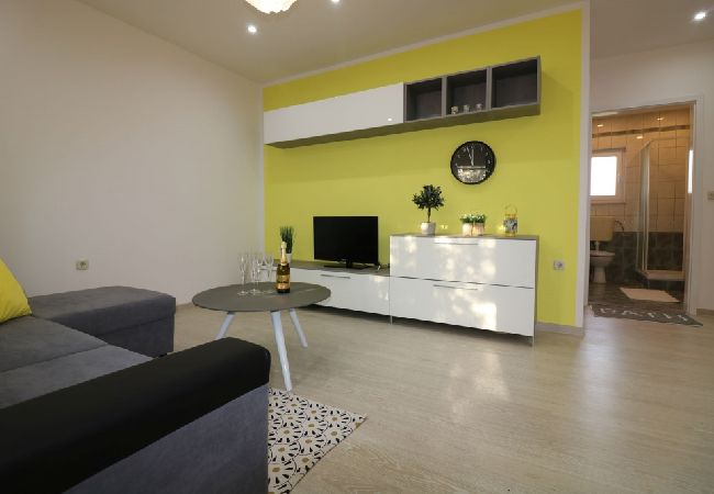 Ferienhaus in Porec - Ferienhaus in Poreč mit Terrasse, Klimaanlage, W-LAN, Spülmaschine (4400-8) Ferienhaus in Porec - Ferienhaus in Poreč mit Terrasse, Klimaanlage, W-LAN, Spülmaschine (4400-8)