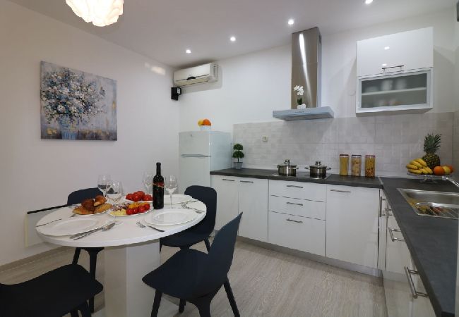 Ferienhaus in Porec - Ferienhaus in Poreč mit Terrasse, Klimaanlage, W-LAN, Spülmaschine (4400-8) Ferienhaus in Porec - Ferienhaus in Poreč mit Terrasse, Klimaanlage, W-LAN, Spülmaschine (4400-8)