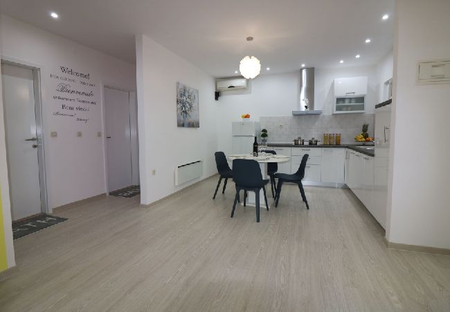 Ferienhaus in Porec - Ferienhaus in Poreč mit Terrasse, Klimaanlage, W-LAN, Spülmaschine (4400-8) Ferienhaus in Porec - Ferienhaus in Poreč mit Terrasse, Klimaanlage, W-LAN, Spülmaschine (4400-8)