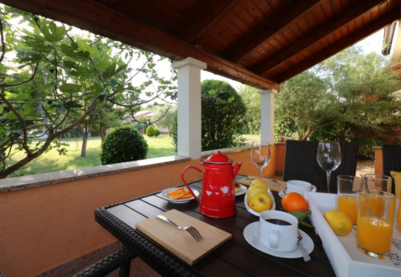 Ferienhaus in Porec - Ferienhaus in Poreč mit Terrasse, Klimaanlage, W-LAN, Spülmaschine (4400-8)