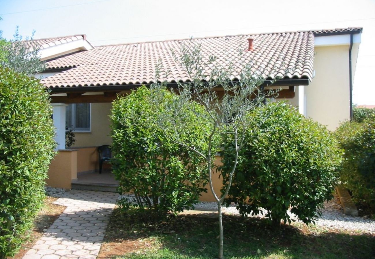 Ferienhaus in Porec - Ferienhaus in Poreč mit Terrasse, Klimaanlage, W-LAN, Spülmaschine (4400-8)