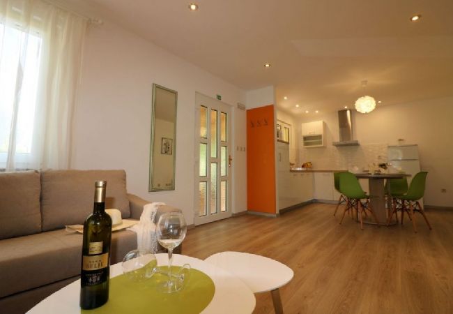 Ferienhaus in Porec - Ferienhaus in Poreč mit Terrasse, Klimaanlage, W-LAN, Spülmaschine (4400-2) Ferienhaus in Porec - Ferienhaus in Poreč mit Terrasse, Klimaanlage, W-LAN, Spülmaschine (4400-2)