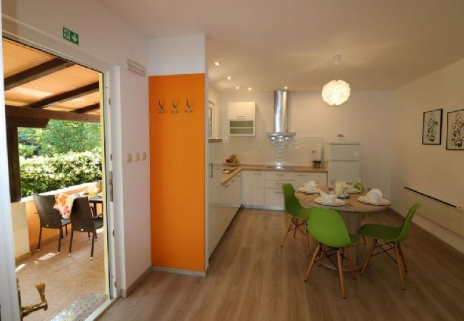 Ferienhaus in Porec - Ferienhaus in Poreč mit Terrasse, Klimaanlage, W-LAN, Spülmaschine (4400-2) Ferienhaus in Porec - Ferienhaus in Poreč mit Terrasse, Klimaanlage, W-LAN, Spülmaschine (4400-2)