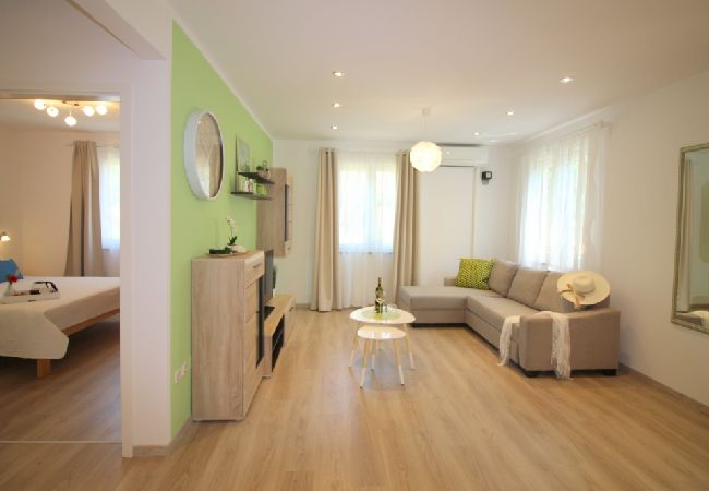 Ferienhaus in Porec - Ferienhaus in Poreč mit Terrasse, Klimaanlage, W-LAN, Spülmaschine (4400-2) Ferienhaus in Porec - Ferienhaus in Poreč mit Terrasse, Klimaanlage, W-LAN, Spülmaschine (4400-2)