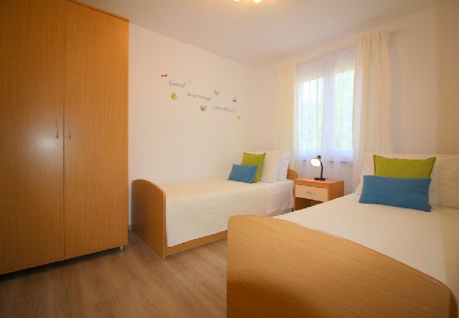 Ferienhaus in Porec - Ferienhaus in Poreč mit Terrasse, Klimaanlage, W-LAN, Spülmaschine (4400-2) Ferienhaus in Porec - Ferienhaus in Poreč mit Terrasse, Klimaanlage, W-LAN, Spülmaschine (4400-2)