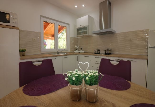 Ferienhaus in Porec - Ferienhaus in Poreč mit Terrasse, Klimaanlage, W-LAN, Spülmaschine (4400-7) Ferienhaus in Porec - Ferienhaus in Poreč mit Terrasse, Klimaanlage, W-LAN, Spülmaschine (4400-7)