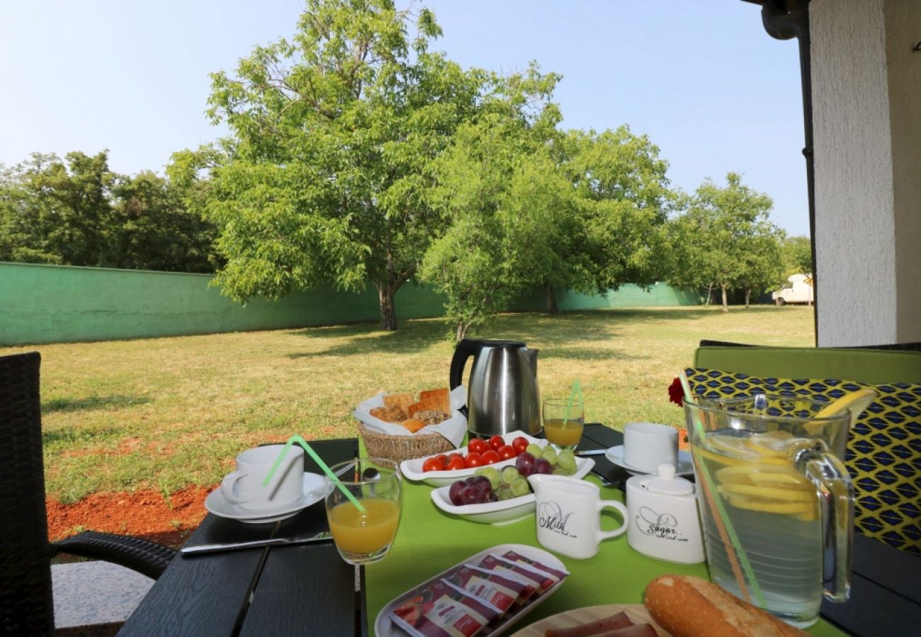 Ferienhaus in Porec - Ferienhaus in Poreč mit Terrasse, Klimaanlage, W-LAN, Spülmaschine (4400-1)