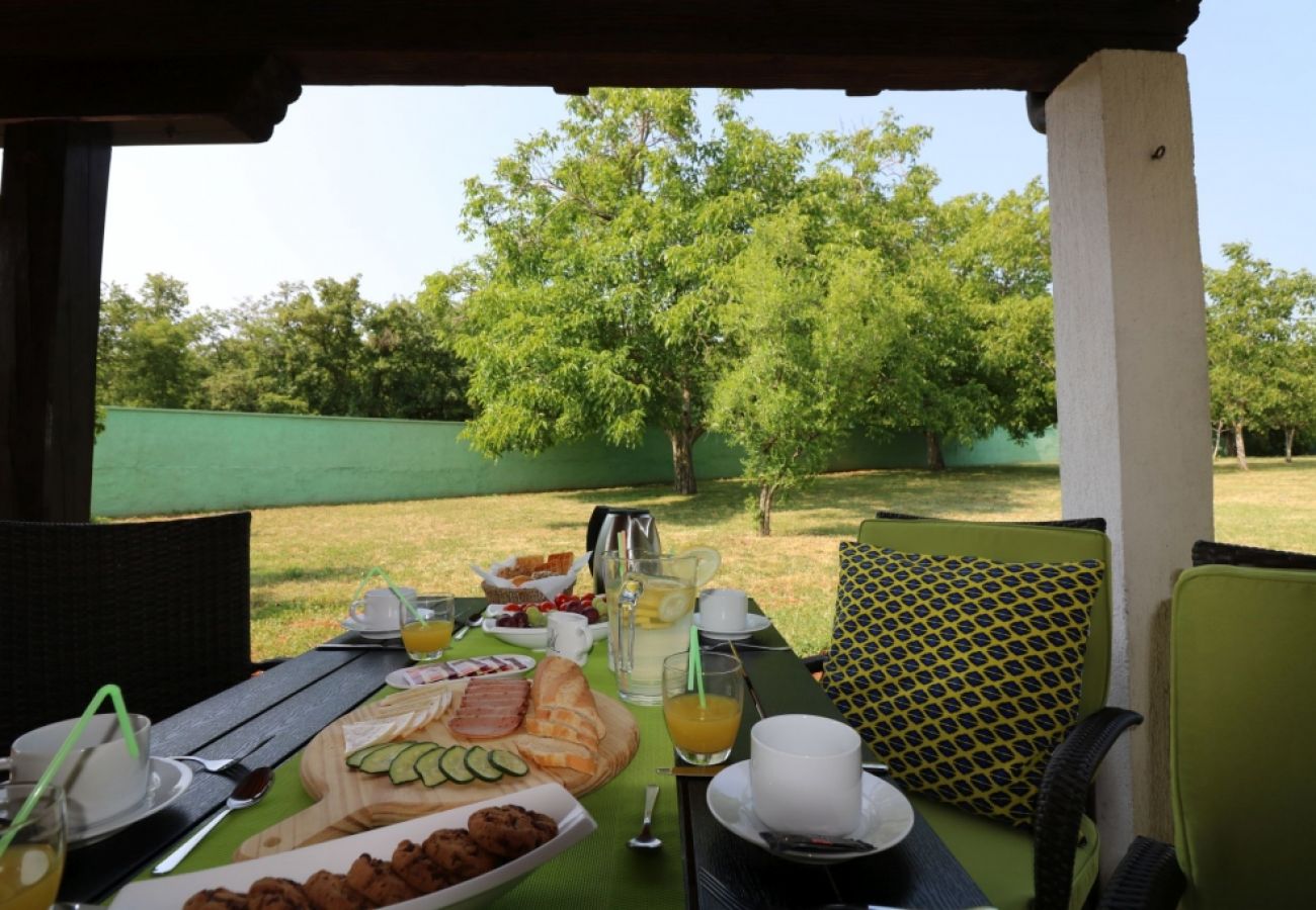 Ferienhaus in Porec - Ferienhaus in Poreč mit Terrasse, Klimaanlage, W-LAN, Spülmaschine (4400-1)