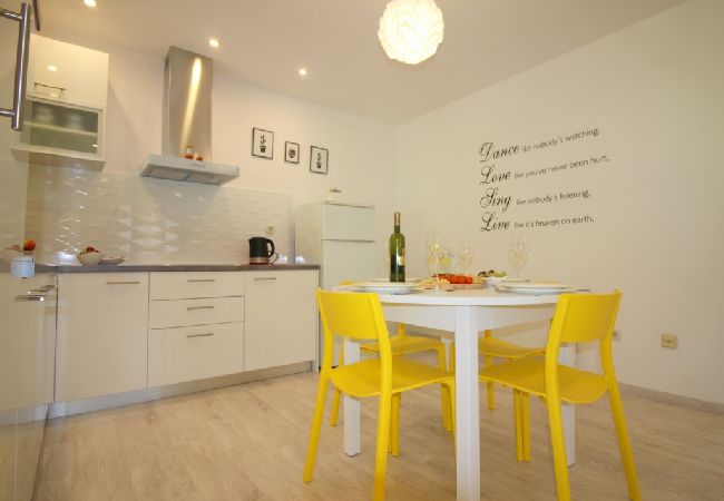 Ferienhaus in Porec - Ferienhaus in Poreč mit Terrasse, Klimaanlage, W-LAN, Spülmaschine (4400-3) Ferienhaus in Porec - Ferienhaus in Poreč mit Terrasse, Klimaanlage, W-LAN, Spülmaschine (4400-3)