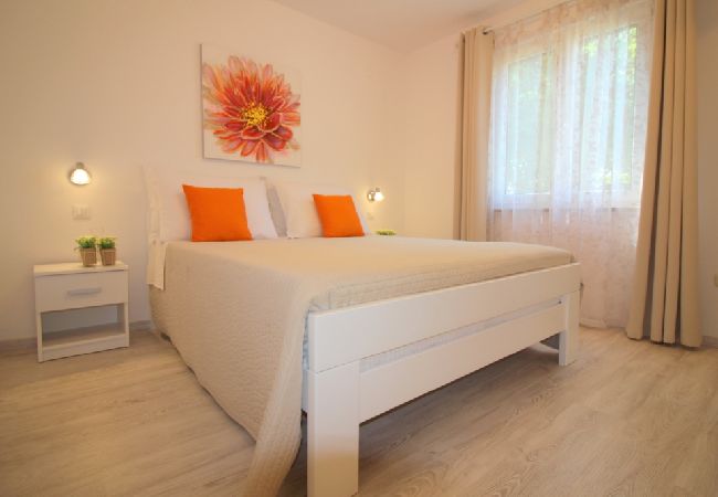 Ferienhaus in Porec - Ferienhaus in Poreč mit Terrasse, Klimaanlage, W-LAN, Spülmaschine (4400-3) Ferienhaus in Porec - Ferienhaus in Poreč mit Terrasse, Klimaanlage, W-LAN, Spülmaschine (4400-3)