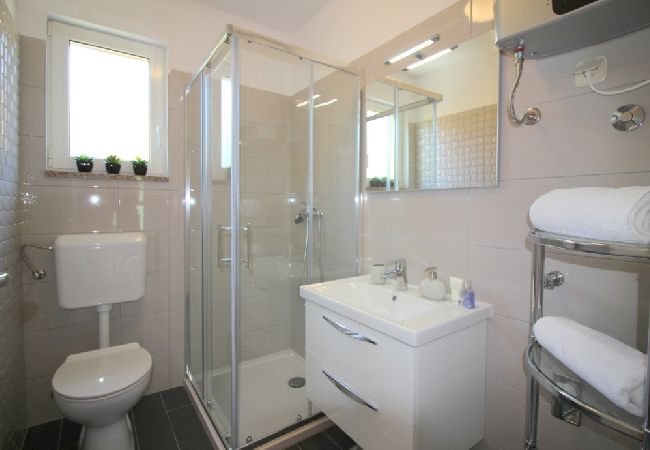 Ferienhaus in Porec - Ferienhaus in Poreč mit Terrasse, Klimaanlage, W-LAN, Spülmaschine (4400-3) Ferienhaus in Porec - Ferienhaus in Poreč mit Terrasse, Klimaanlage, W-LAN, Spülmaschine (4400-3)