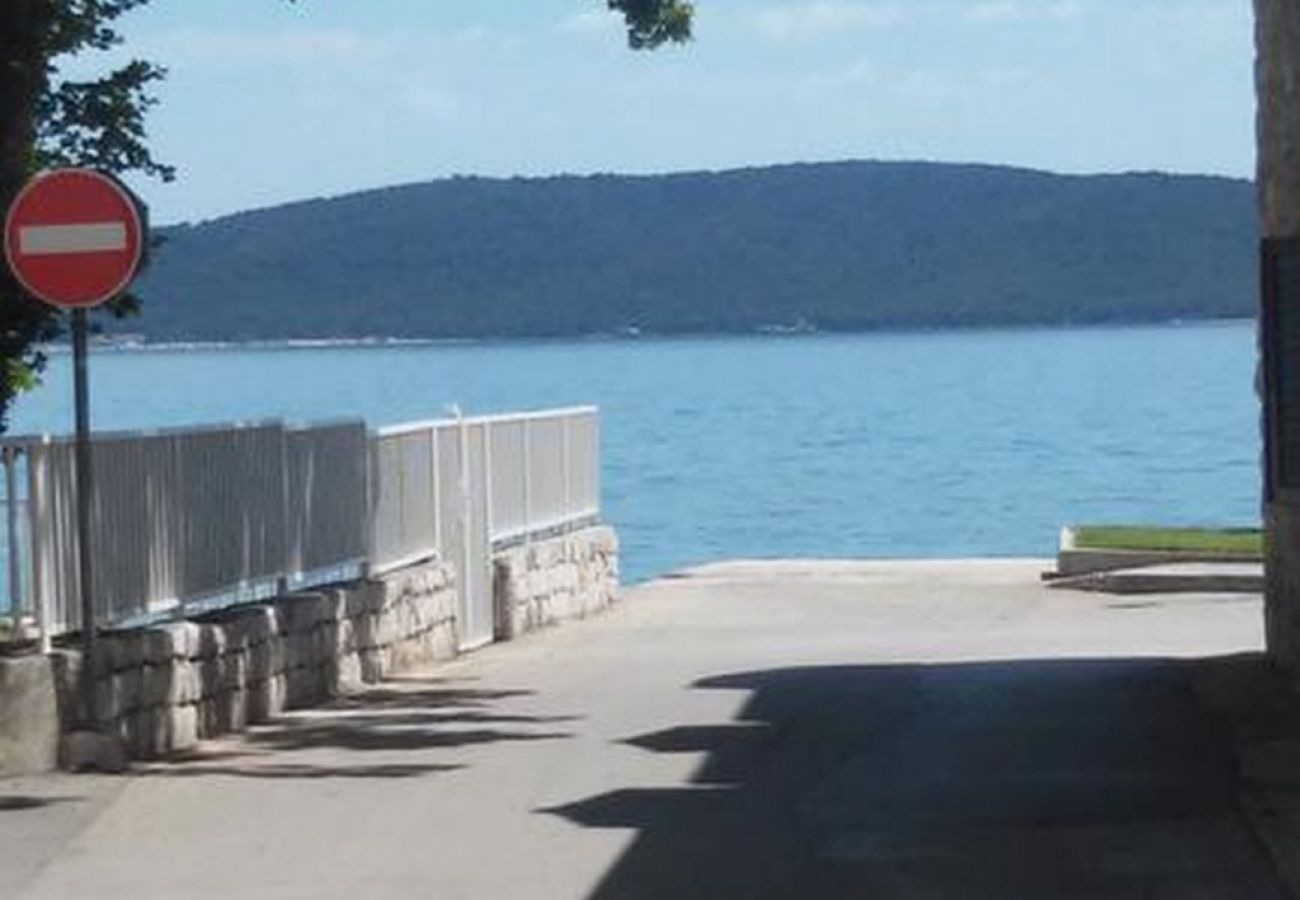 Ferienwohnung in Kaštel Kambelovac - Ferienwohnung in Kaštel Kambelovac mit Meerblick, Balkon, Klimaanlage, W-LAN (4483-1)