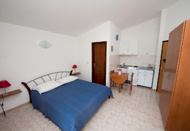 Studio in Duce - Studioapartment in Duće mit Meerblick, Balkon, Klimaanlage, W-LAN (132-4) Studio in Duce - Studioapartment in Duće mit Meerblick, Balkon, Klimaanlage, W-LAN (132-4)