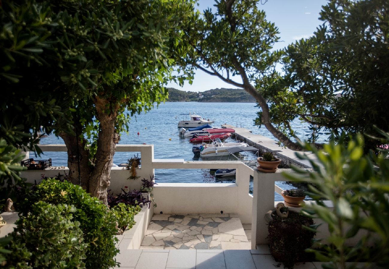 Ferienwohnung in Supetarska Draga - Ferienwohnung in Supetarska Draga mit Meerblick, Balkon, Klimaanlage, W-LAN (4551-1)