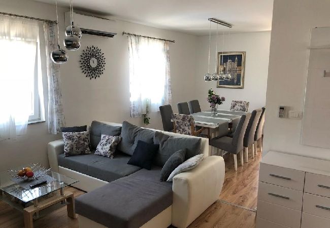 Ferienhaus in Zadar - Ferienhaus in Zadar mit Balkon, Klimaanlage, W-LAN, Waschmaschine (4576-1) Ferienhaus in Zadar - Ferienhaus in Zadar mit Balkon, Klimaanlage, W-LAN, Waschmaschine (4576-1)