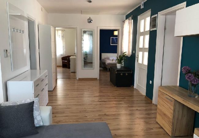 Ferienhaus in Zadar - Ferienhaus in Zadar mit Balkon, Klimaanlage, W-LAN, Waschmaschine (4576-1) Ferienhaus in Zadar - Ferienhaus in Zadar mit Balkon, Klimaanlage, W-LAN, Waschmaschine (4576-1)