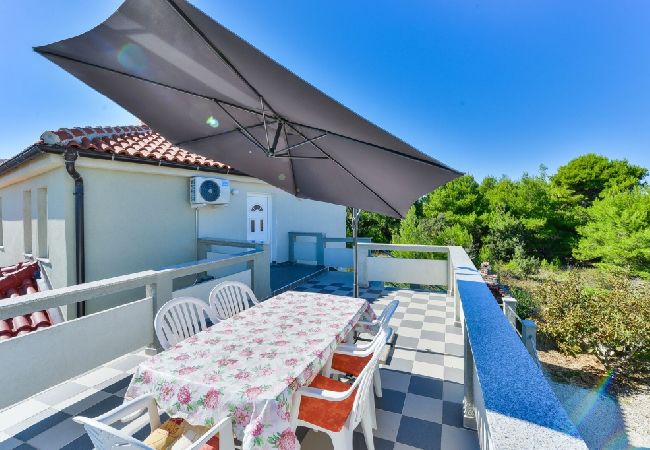 Ferienwohnung in Vir - Ferienwohnung in Vir mit Terrasse, Klimaanlage, W-LAN (4592-1) Ferienwohnung in Vir - Ferienwohnung in Vir mit Terrasse, Klimaanlage, W-LAN (4592-1)