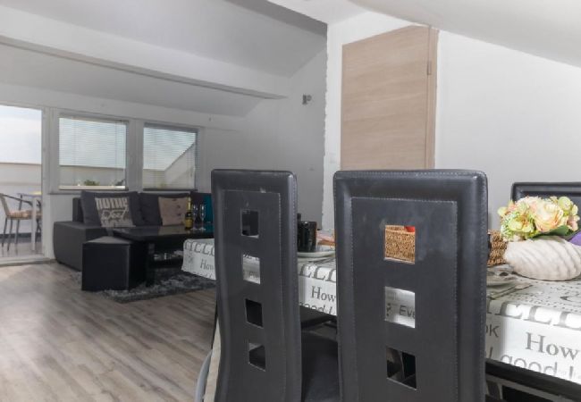 Ferienwohnung in Crikvenica - Ferienwohnung in Crikvenica mit Meerblick, Terrasse, Klimaanlage, W-LAN (4628-55) Ferienwohnung in Crikvenica - Ferienwohnung in Crikvenica mit Meerblick, Terrasse, Klimaanlage, W-LAN (4628-55)