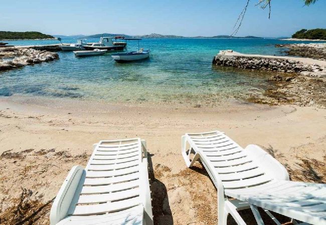 Ferienhaus in Pašman - Robinsonhaus in Pašman mit Meerblick, Terrasse, Klimaanlage, W-LAN (4654-1) Ferienhaus in Pašman - Robinsonhaus in Pašman mit Meerblick, Terrasse, Klimaanlage, W-LAN (4654-1)