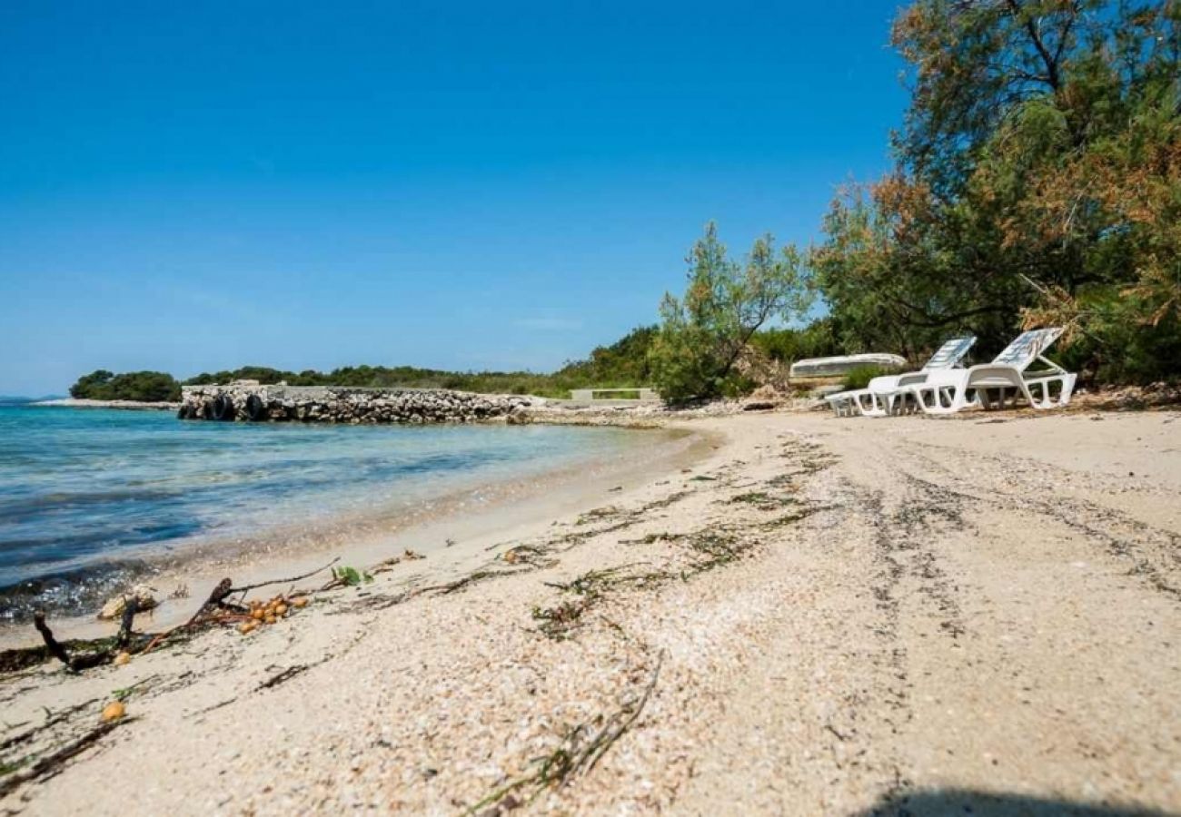 Ferienhaus in Pašman - Robinsonhaus in Pašman mit Meerblick, Terrasse, Klimaanlage, W-LAN (4654-1)