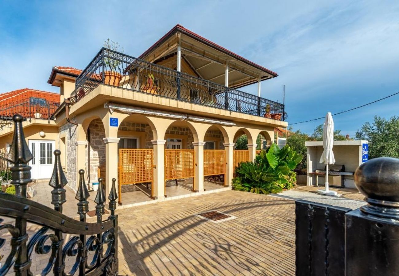 Ferienhaus in Ugljan - Ferienhaus in Ugljan mit Terrasse, Klimaanlage, W-LAN, Waschmaschine (4679-2)