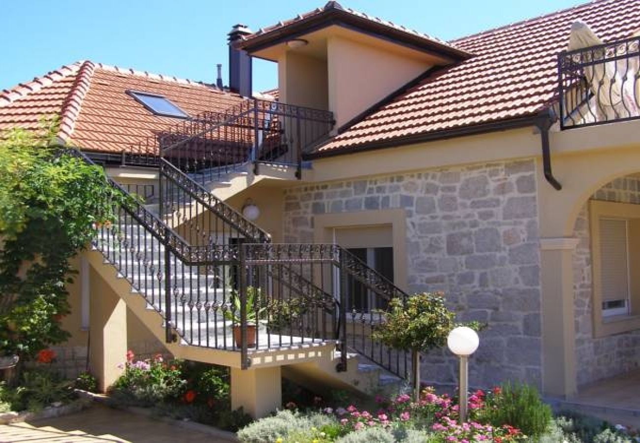 Ferienhaus in Ugljan - Ferienhaus in Ugljan mit Terrasse, Klimaanlage, W-LAN, Waschmaschine (4679-2)