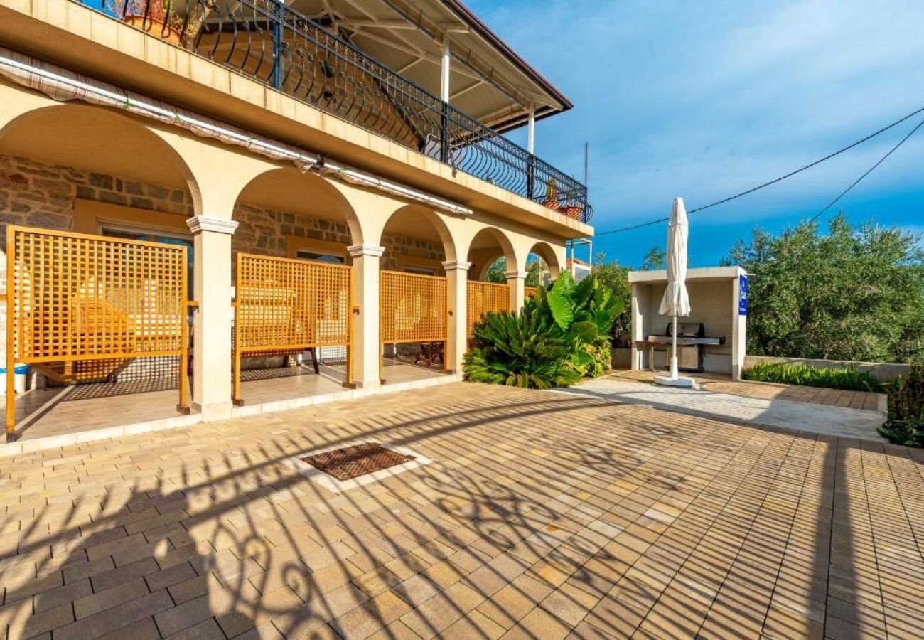 Ferienhaus in Ugljan - Ferienhaus in Ugljan mit Terrasse, Klimaanlage, W-LAN, Waschmaschine (4679-2)