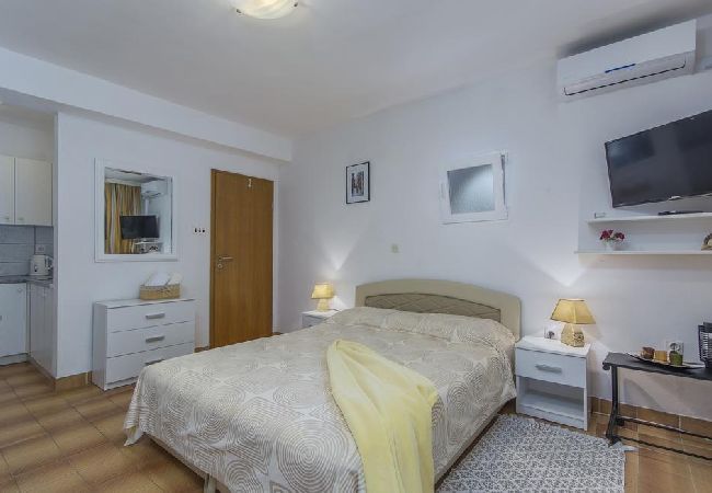 Studio in Rovinj - Studioapartment in Rovinj mit Terrasse, Klimaanlage, W-LAN, Waschmaschine (4686-4) Studio in Rovinj - Studioapartment in Rovinj mit Terrasse, Klimaanlage, W-LAN, Waschmaschine (4686-4)
