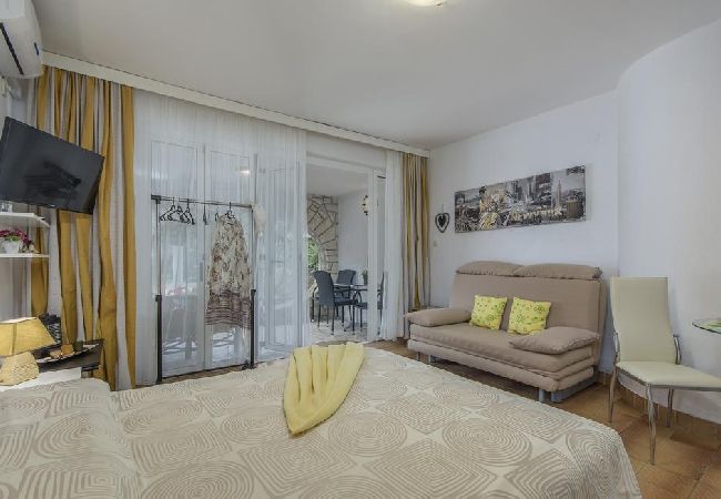 Studio in Rovinj - Studioapartment in Rovinj mit Terrasse, Klimaanlage, W-LAN, Waschmaschine (4686-4) Studio in Rovinj - Studioapartment in Rovinj mit Terrasse, Klimaanlage, W-LAN, Waschmaschine (4686-4)