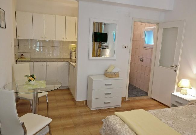Studio in Rovinj - Studioapartment in Rovinj mit Terrasse, Klimaanlage, W-LAN, Waschmaschine (4686-4) Studio in Rovinj - Studioapartment in Rovinj mit Terrasse, Klimaanlage, W-LAN, Waschmaschine (4686-4)