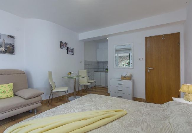 Studio in Rovinj - Studioapartment in Rovinj mit Terrasse, Klimaanlage, W-LAN, Waschmaschine (4686-4) Studio in Rovinj - Studioapartment in Rovinj mit Terrasse, Klimaanlage, W-LAN, Waschmaschine (4686-4)