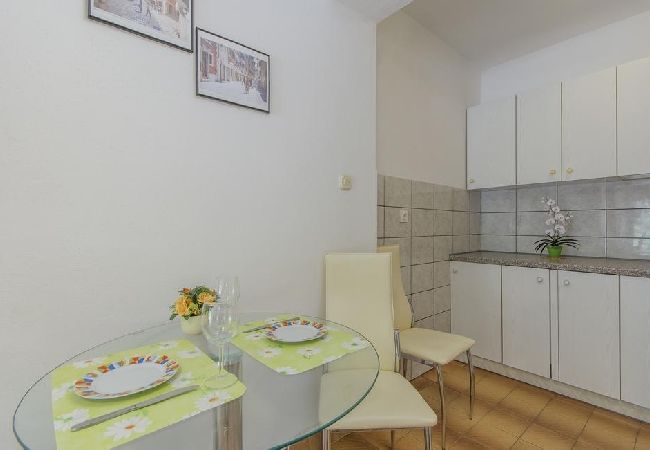 Studio in Rovinj - Studioapartment in Rovinj mit Terrasse, Klimaanlage, W-LAN, Waschmaschine (4686-4) Studio in Rovinj - Studioapartment in Rovinj mit Terrasse, Klimaanlage, W-LAN, Waschmaschine (4686-4)
