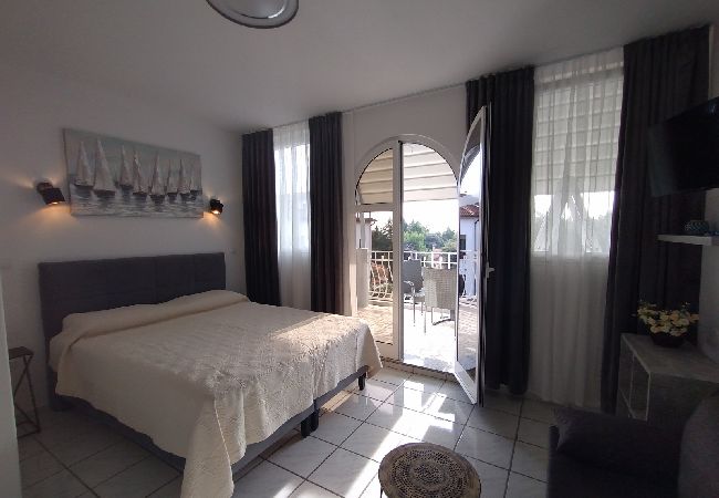 Studio in Rovinj - Studioapartment in Rovinj mit Meerblick, Terrasse, Klimaanlage, W-LAN (4686-6) Studio in Rovinj - Studioapartment in Rovinj mit Meerblick, Terrasse, Klimaanlage, W-LAN (4686-6)