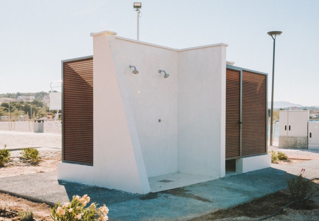 Ferienwohnung in Šibenik-Brodarica - Ferienwohnung in Brodarica mit Balkon, Klimaanlage, W-LAN, Waschmaschine (4731-1)