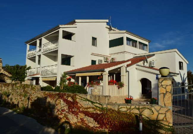 Ferienwohnung in Vinišce - Ferienwohnung in Vinišće mit Balkon, Klimaanlage, W-LAN, Waschmaschine (4753-1) Ferienwohnung in Vinišce - Ferienwohnung in Vinišće mit Balkon, Klimaanlage, W-LAN, Waschmaschine (4753-1)