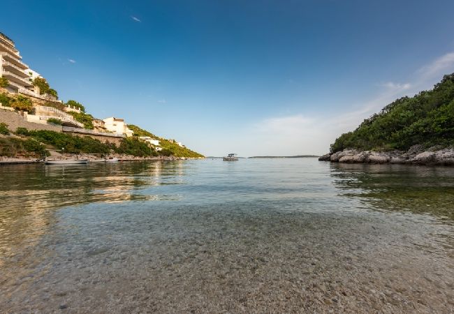 Ferienwohnung in Vinišce - Ferienwohnung in Vinišće mit Balkon, Klimaanlage, W-LAN, Waschmaschine (4753-2) Ferienwohnung in Vinišce - Ferienwohnung in Vinišće mit Balkon, Klimaanlage, W-LAN, Waschmaschine (4753-2)