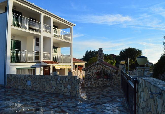 Ferienwohnung in Vinišce - Ferienwohnung in Vinišće mit Balkon, Klimaanlage, W-LAN, Waschmaschine (4753-3) Ferienwohnung in Vinišce - Ferienwohnung in Vinišće mit Balkon, Klimaanlage, W-LAN, Waschmaschine (4753-3)