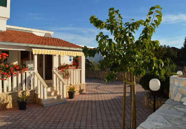 Ferienwohnung in Vinišce - Ferienwohnung in Vinišće mit Balkon, Klimaanlage, W-LAN, Waschmaschine (4753-3) Ferienwohnung in Vinišce - Ferienwohnung in Vinišće mit Balkon, Klimaanlage, W-LAN, Waschmaschine (4753-3)