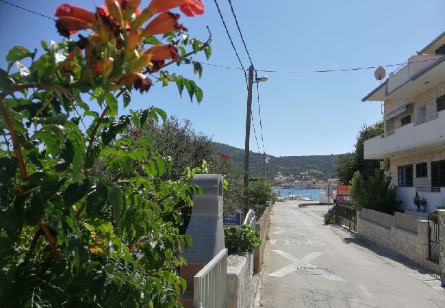 Ferienwohnung in Vinišce - Ferienwohnung in Vinišće mit Terrasse, Klimaanlage, W-LAN (4756-2) Ferienwohnung in Vinišce - Ferienwohnung in Vinišće mit Terrasse, Klimaanlage, W-LAN (4756-2)
