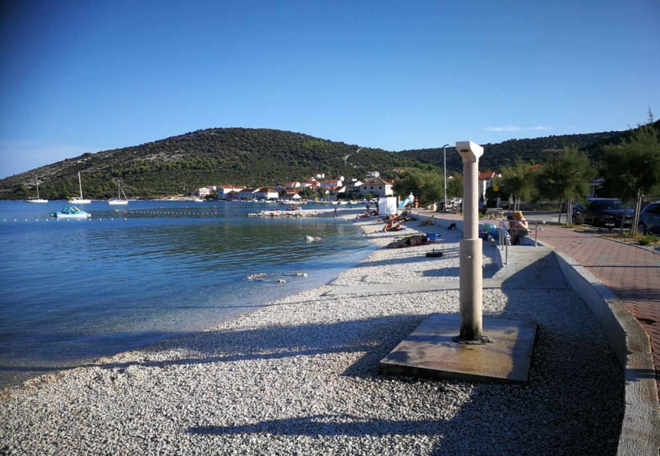 Ferienwohnung in Vinišce - Ferienwohnung in Vinišće mit Terrasse, Klimaanlage, W-LAN (4756-2)