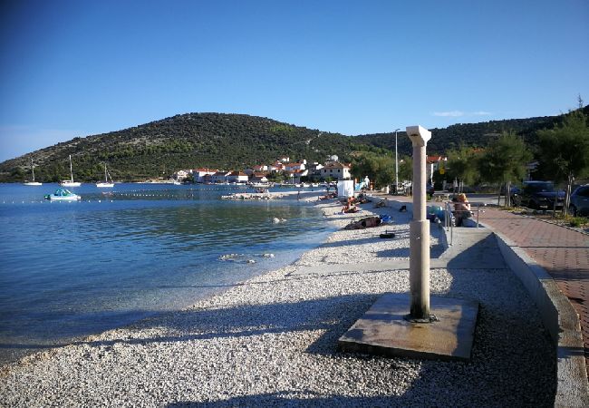 Ferienwohnung in Vinišce - Ferienwohnung in Vinišće mit Terrasse, Klimaanlage, W-LAN (4756-1) Ferienwohnung in Vinišce - Ferienwohnung in Vinišće mit Terrasse, Klimaanlage, W-LAN (4756-1)