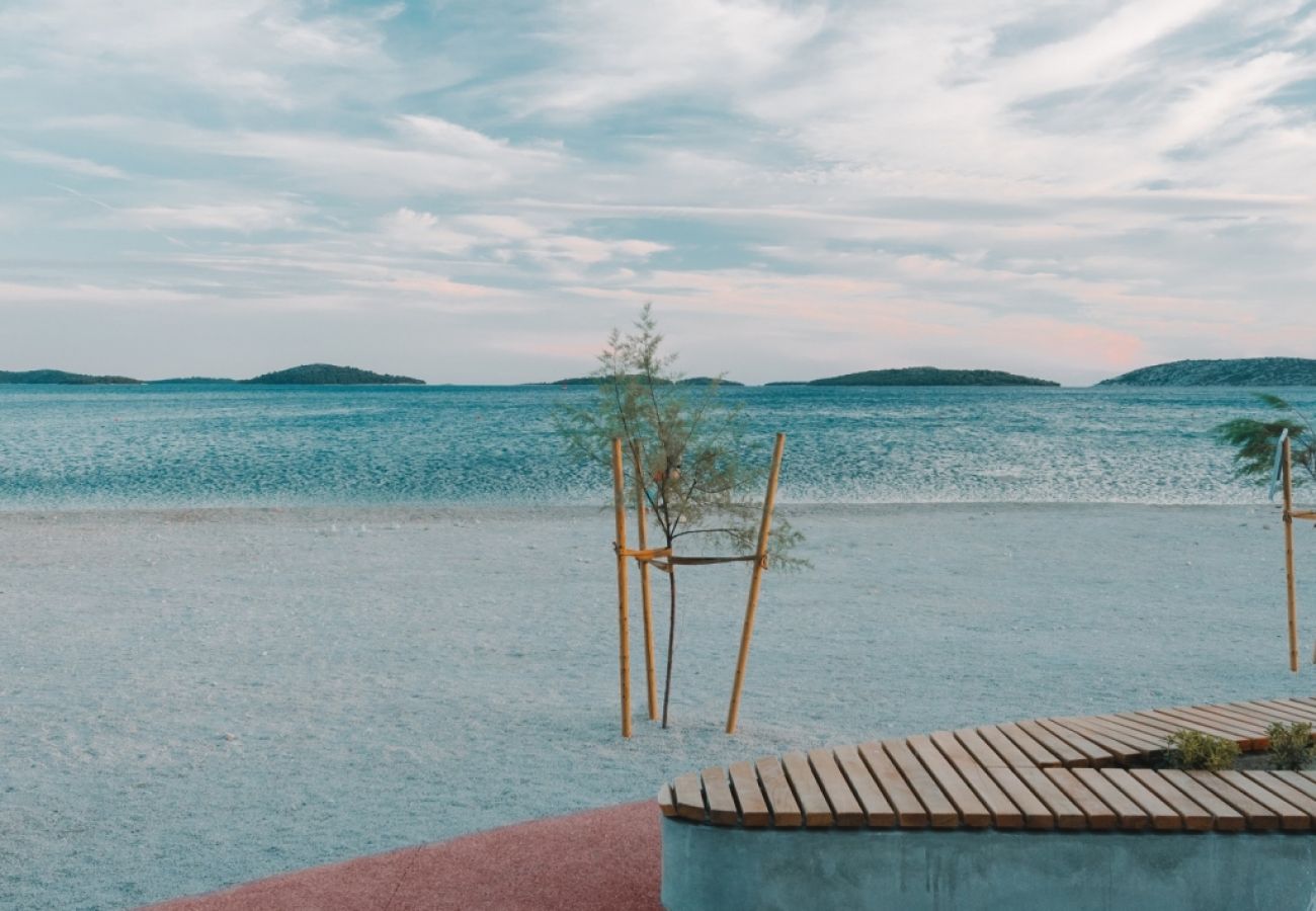 Ferienwohnung in Šibenik-Brodarica - Ferienwohnung in Brodarica mit Meerblick, Balkon, Klimaanlage, W-LAN (4731-4)