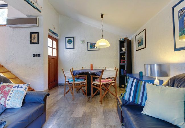 Ferienhaus in Mali Lošinj - Ferienhaus in Mali Lošinj mit Terrasse, Klimaanlage, W-LAN, Waschmaschine (4780-1) Ferienhaus in Mali Lošinj - Ferienhaus in Mali Lošinj mit Terrasse, Klimaanlage, W-LAN, Waschmaschine (4780-1)