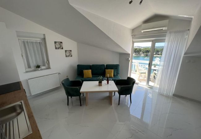 Ferienwohnung in Trogir - Ferienwohnung in Trogir mit Meerblick, Balkon, Klimaanlage, W-LAN (4786-2) Ferienwohnung in Trogir - Ferienwohnung in Trogir mit Meerblick, Balkon, Klimaanlage, W-LAN (4786-2)