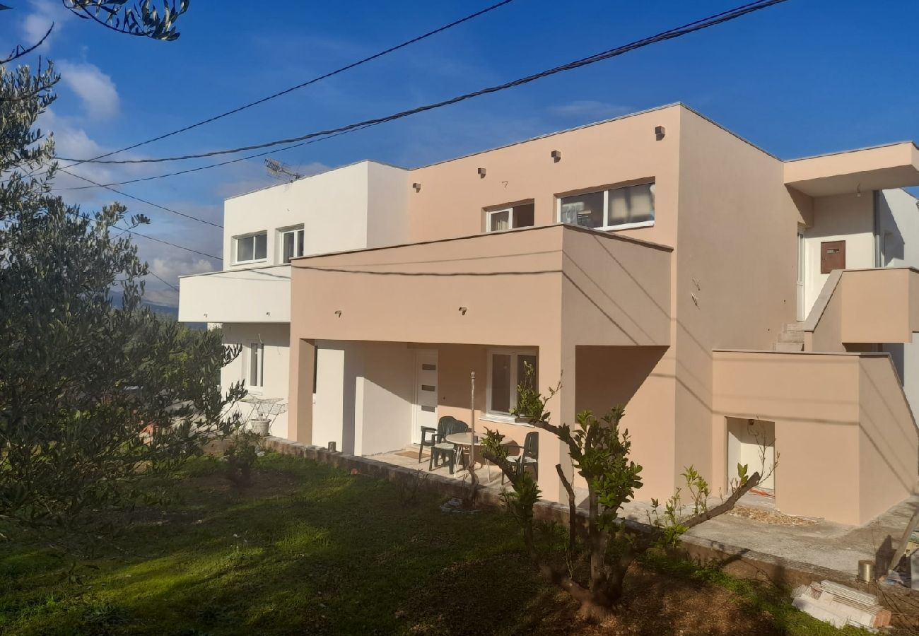 Ferienwohnung in Slatine - Ferienwohnung in Slatine mit Terrasse, Klimaanlage, W-LAN (4789-1)