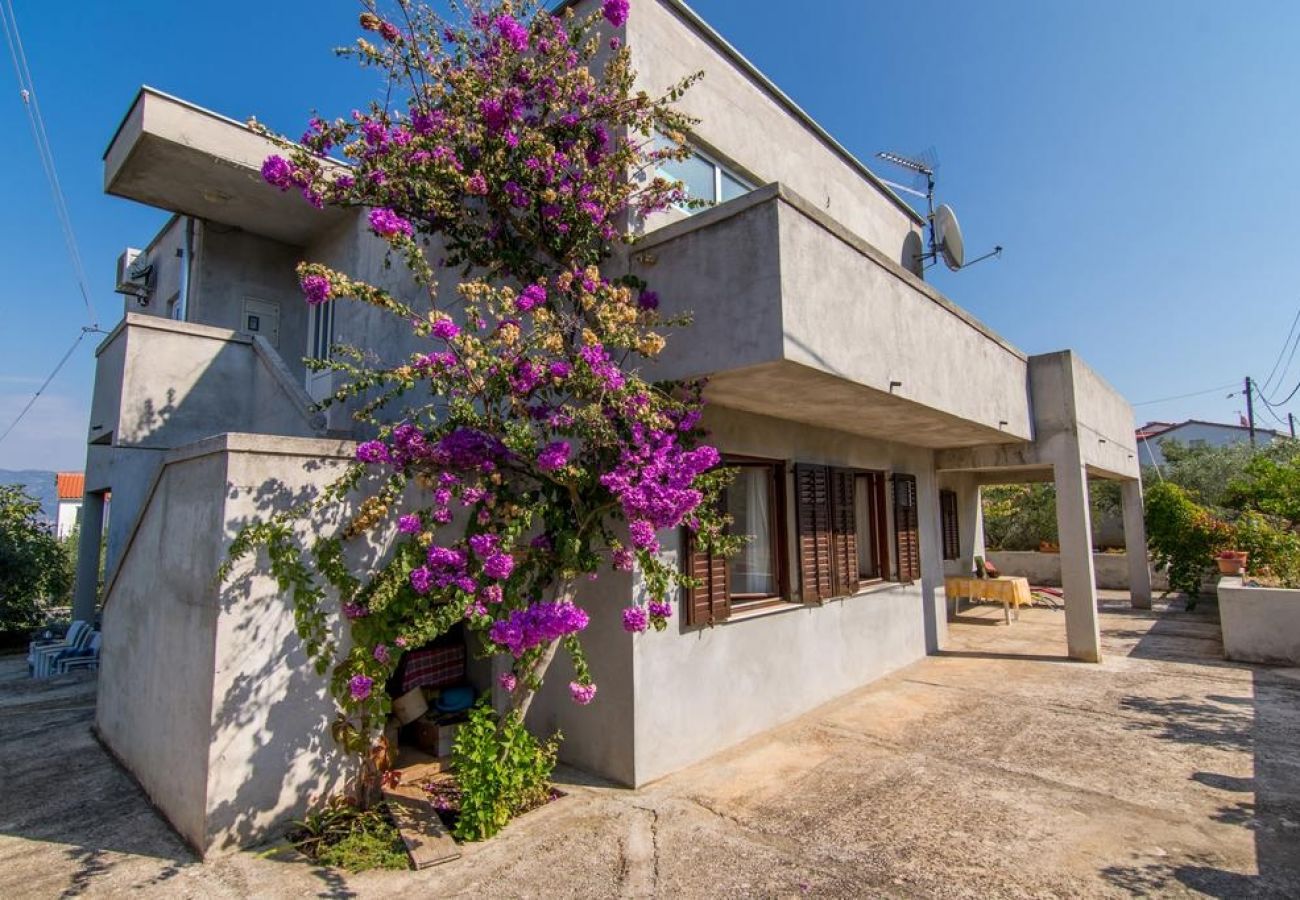 Ferienwohnung in Slatine - Ferienwohnung in Slatine mit Terrasse, Klimaanlage, W-LAN (4789-2)