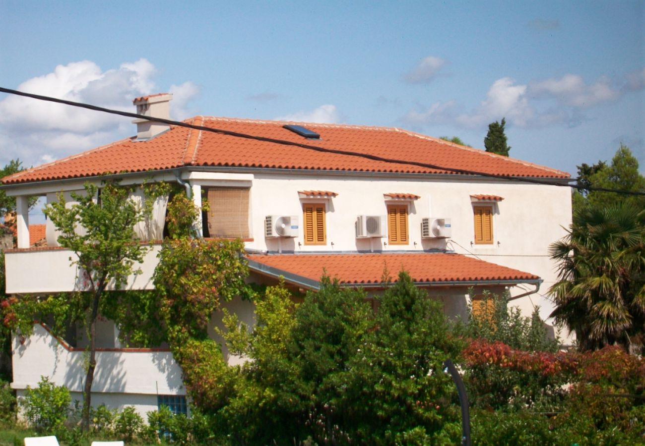 Ferienwohnung in Nerezine - Ferienwohnung in Nerezine mit Terrasse, Klimaanlage, W-LAN, Waschmaschine (4827-3)