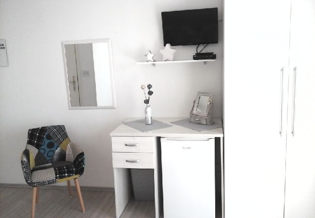 Zimmeranmietung in Hvar - Zimmer in Hvar-Stadt mit Meerblick, Balkon, Klimaanlage, W-LAN (4858-2) Zimmeranmietung in Hvar - Zimmer in Hvar-Stadt mit Meerblick, Balkon, Klimaanlage, W-LAN (4858-2)