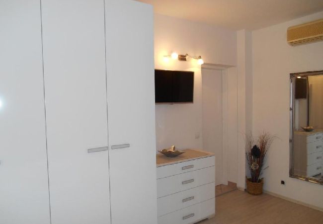 Studio in Hvar - Studioapartment in Hvar-Stadt mit Terrasse, Klimaanlage, W-LAN, Spülmaschine (4858-3) Studio in Hvar - Studioapartment in Hvar-Stadt mit Terrasse, Klimaanlage, W-LAN, Spülmaschine (4858-3)