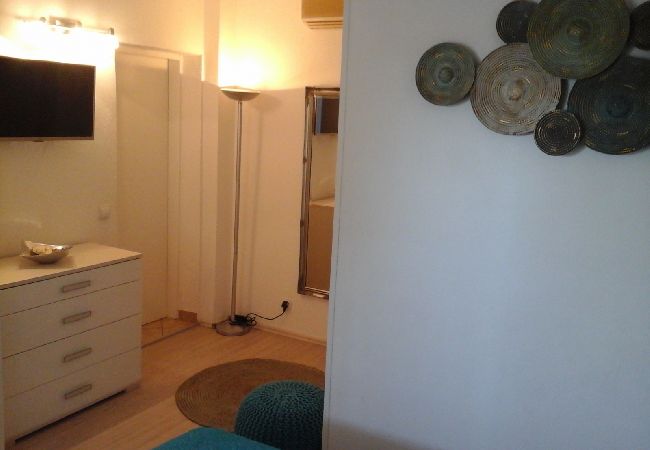 Studio in Hvar - Studioapartment in Hvar-Stadt mit Terrasse, Klimaanlage, W-LAN, Spülmaschine (4858-3) Studio in Hvar - Studioapartment in Hvar-Stadt mit Terrasse, Klimaanlage, W-LAN, Spülmaschine (4858-3)